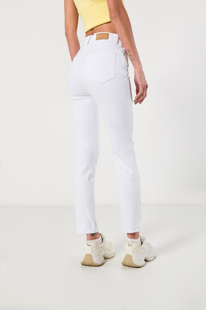 Jean blanco jegging con botones visibles y tiro súper alto